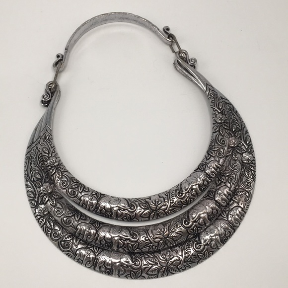 Jewelry - Vintage silver tone Elephant lucky bib necklace